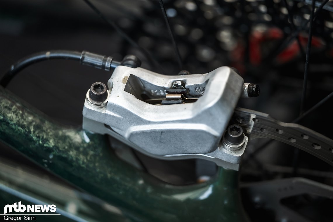 Die Bremsen sehen noch ziemlich kantig und unfertig aus, scheinen aber gut genug für das wohl perfektionistischste Team im DH World Cup zu funktionieren.