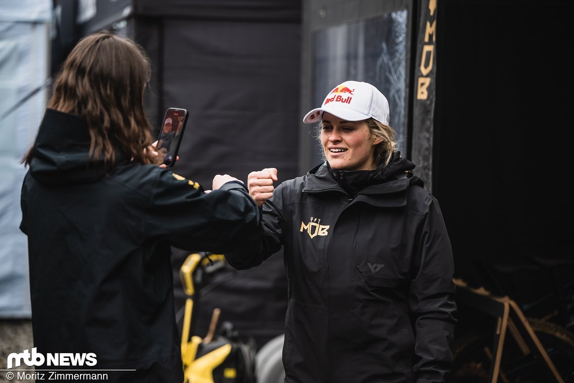 Auch bei YT und der amtierenden World Cup-Gesamtsiegerin Vali Höll war die Stimmung nach dem Track Walk ausgezeichnet.