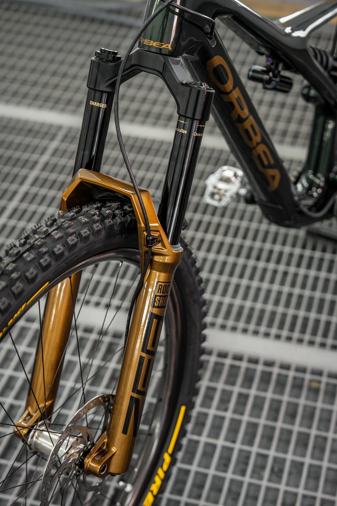 Als Federgabel ist eine farblich perfekt abgestimmte Rockshox ZEB Ultimate mit 170 mm Federweg verbaut