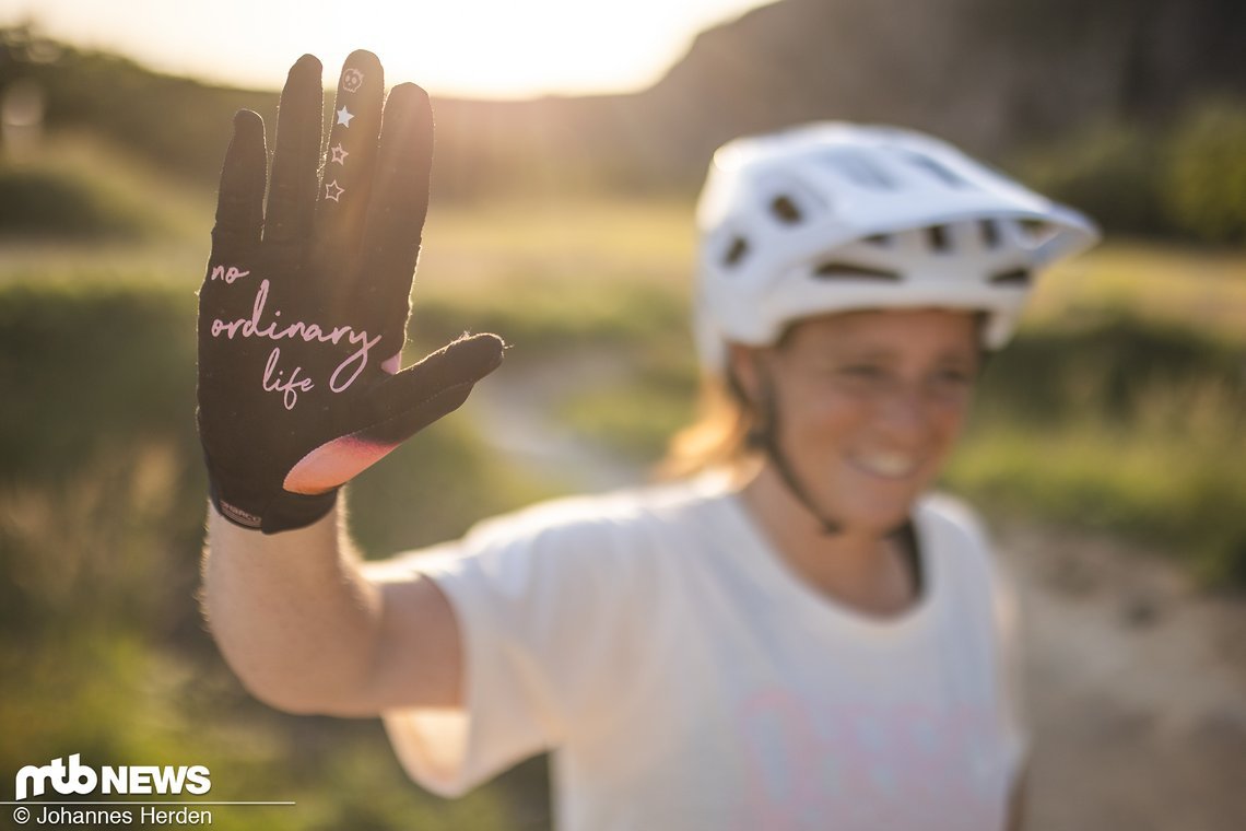 Für mehr Grip gibt's die Womens Trail Handschuhe in der Farbe Firebird