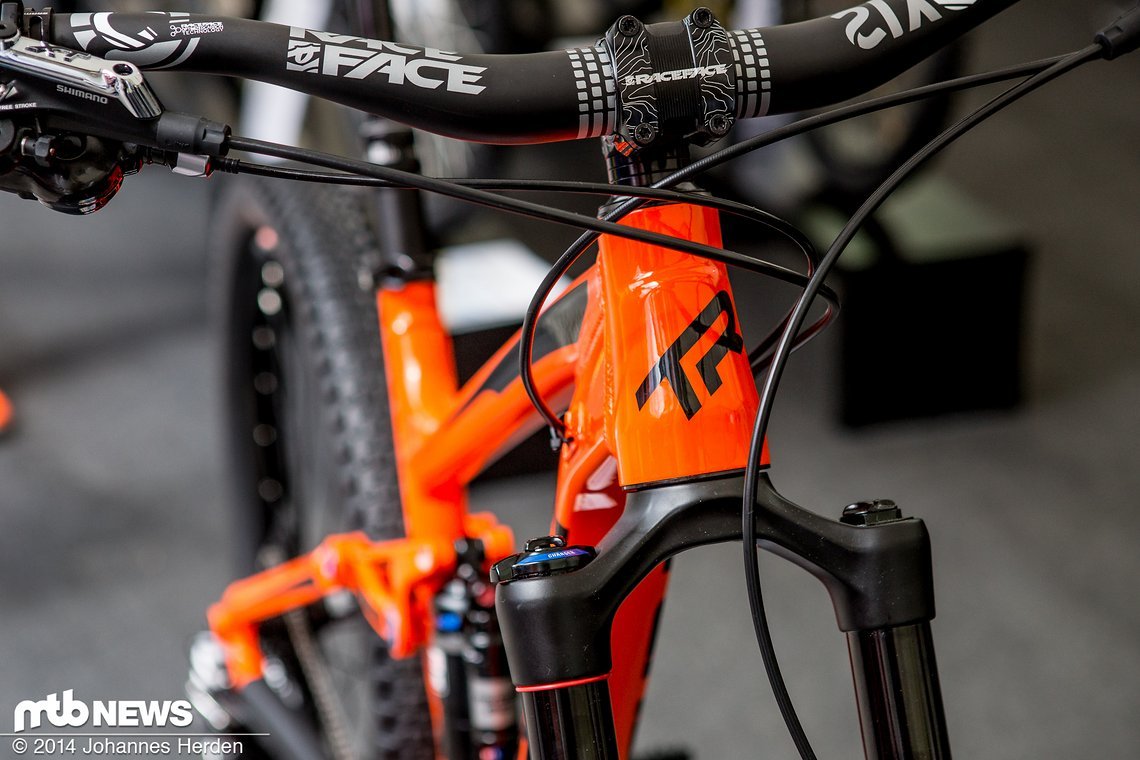 Integrierte Züge am Patrol, Race Face-Cockpit und Rock Shox Pike