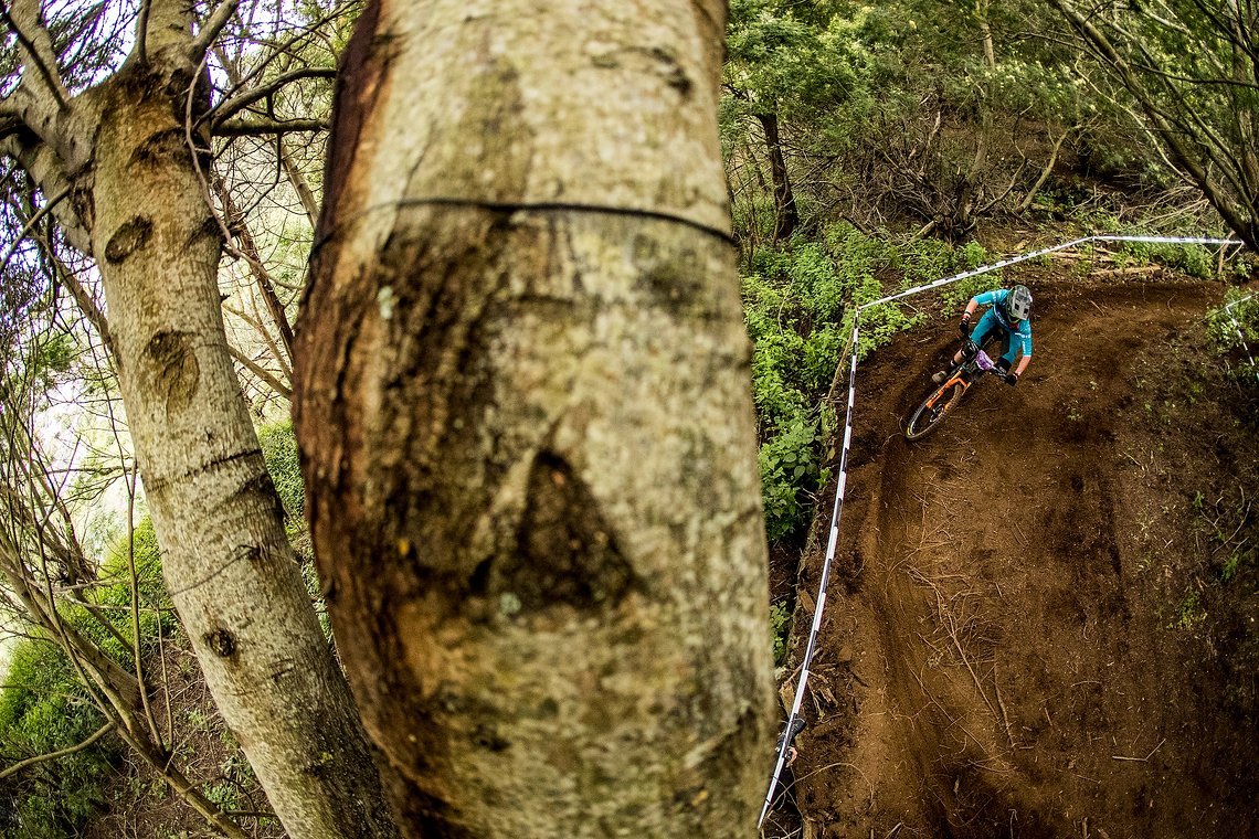 Loser Waldboden und ein absolut fantastischer Trail mit r-Riesen-Aussicht für Stage 8