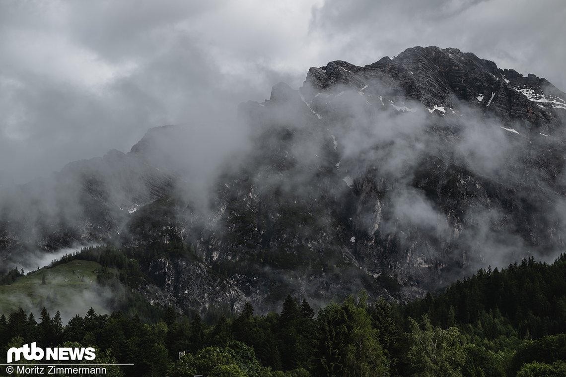 Am Abend vorm Finale kam so viel Regen runter, dass man zwischenzeitlich auf einem Rafting-Floß wohl am schnellsten die Strecke runtergekommen wäre.