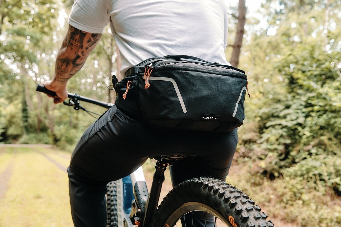 Fidlock verpasst der Hip Bag spritzwassergeschützte Materialien, ein atmungsaktives Rückenpolster und reflektierende Elemente.