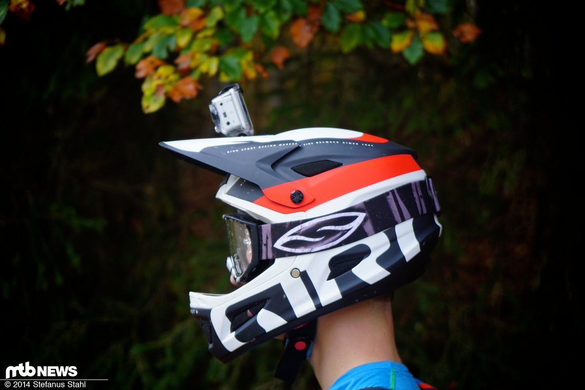 Der Helm ist hinten recht hoch geschnitten