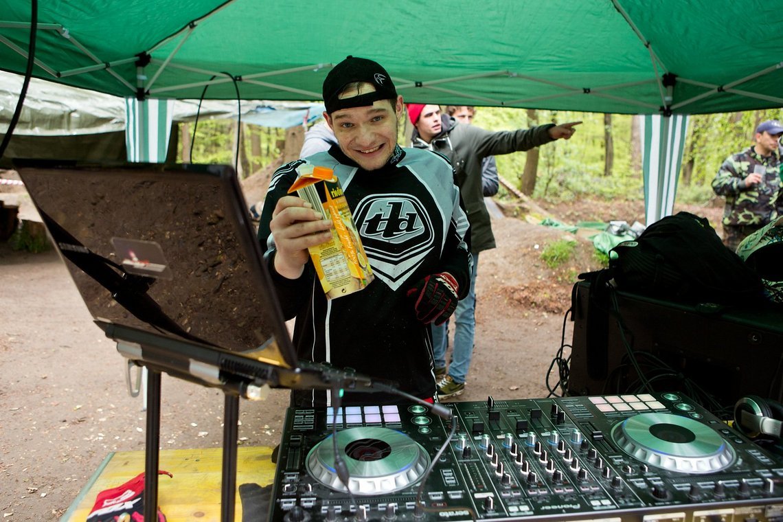 Der Mann hinter der Musik setzt auf O-Saft, damit er auch beim DH-Rennen noch ne gute Figur abliefern kann: David Maschke