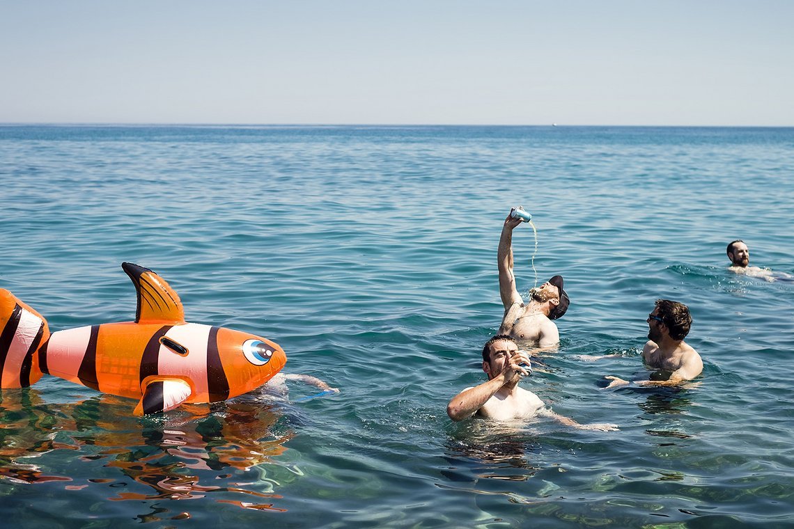 ...wartet bei der Finisher-Party am Meer