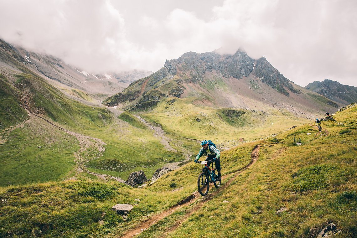 Zum Ende hin wird das Gelände flacher, der Trail jedoch nicht weniger schön und natürlich