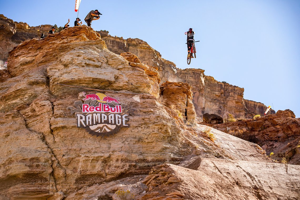 Sehr lang, sehr tief: Der Step Down-Drop macht No-Hander-technisch keine Probleme für Kyle Strait