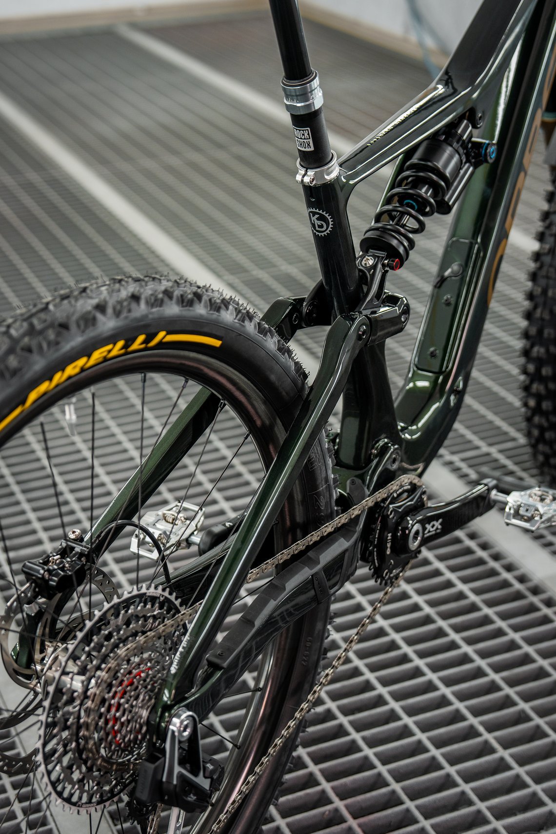 Am Heck verrichtet ein Rockshox Vivid Coil Ultimate mit H&R Bike Performance Feder seinen Dienst