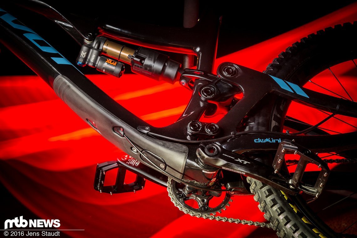 Shimano Di2 ready und intern verlegte Züge, die sich gegen Klappern im Rahmen spannen lassen