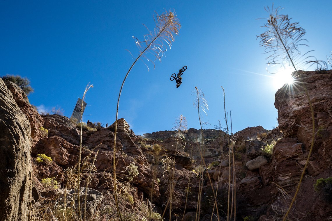 Vermutlich DAS Bild dieser Rampage: Der riesige Canyon-Backflip von Brendan Fairclough