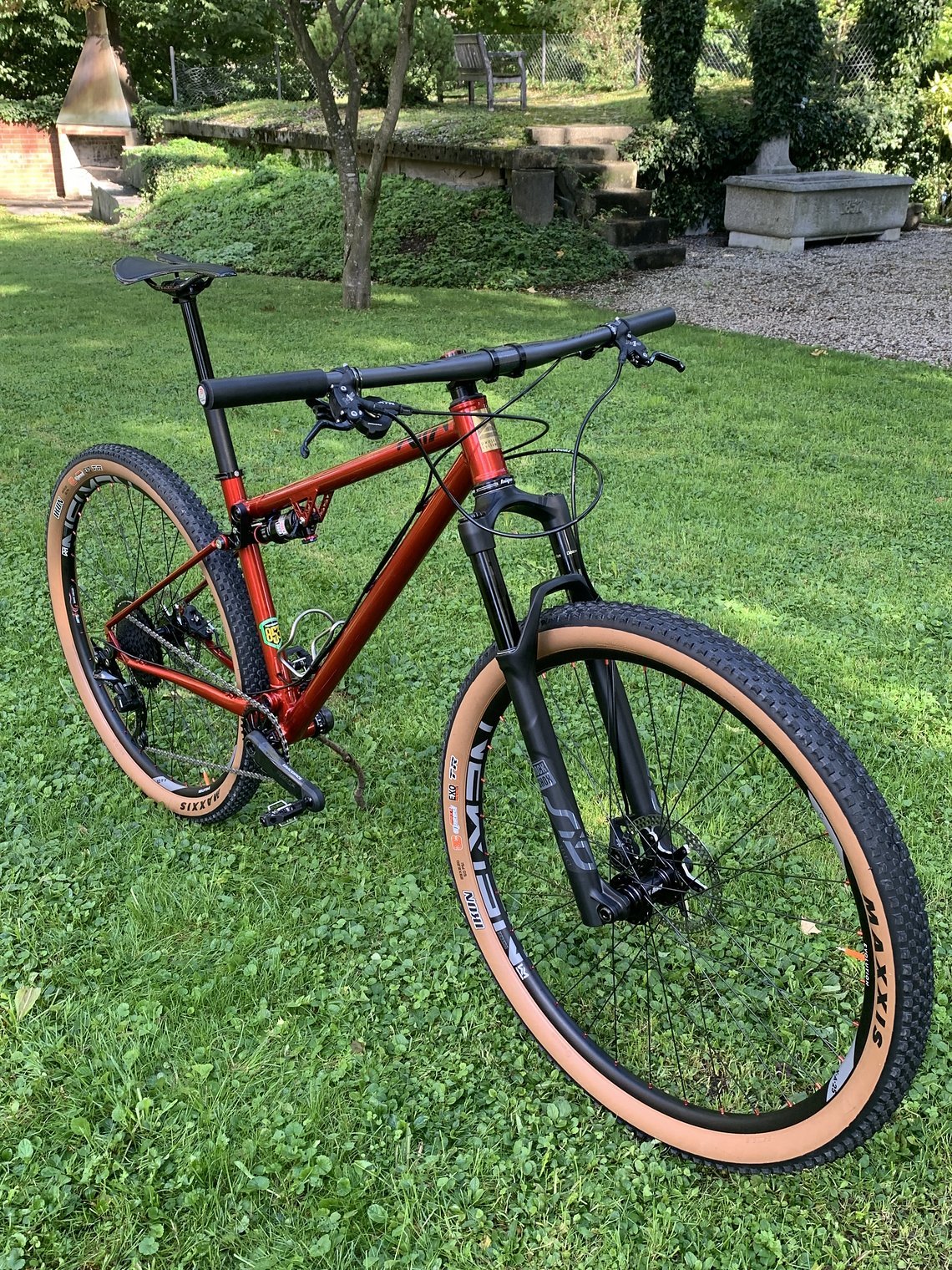 An der Front ist eine Rock Shox SID Select verbaut ...