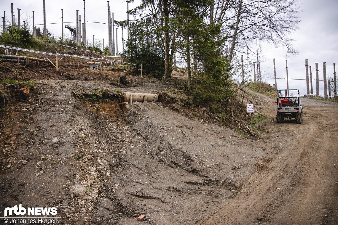 Parallel zur Downhill-Strecke kreuzt man über diese noch unfertige Passage die Straße. Wir wenden unseren Blick in die andere Richtung: