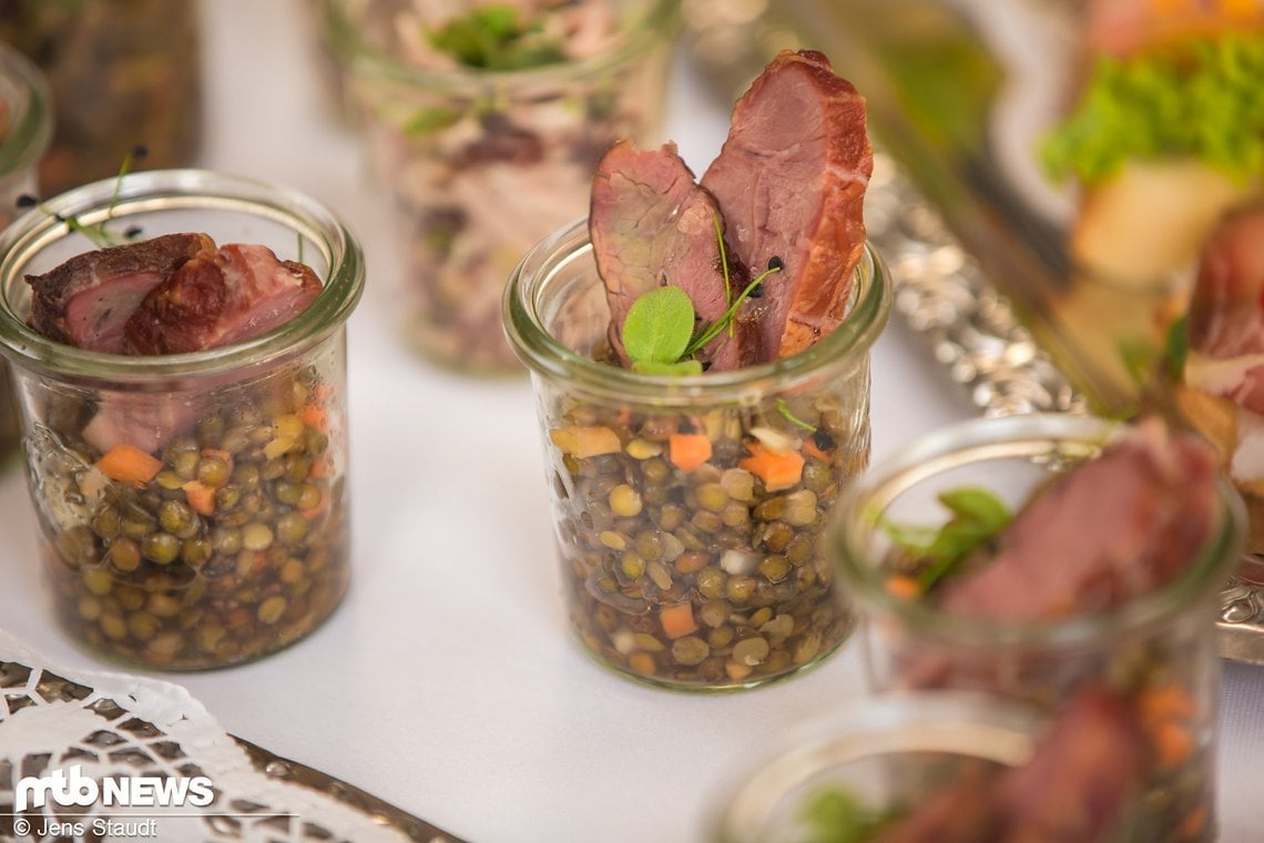 Als Stärkung steht lokales Fingerfood bereit