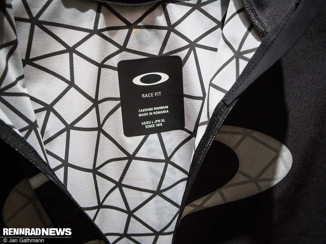 Oakley setzt Graphenstrukturen im Trikot ein. Fühlt sich in der Hand anders an und soll die Temperatur am Körper senken