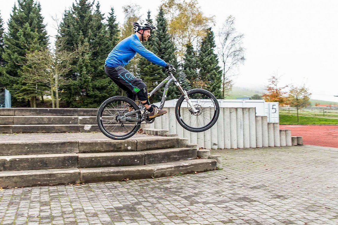 Kleine Treppen nutzen, z. B. mit drei Stufen …