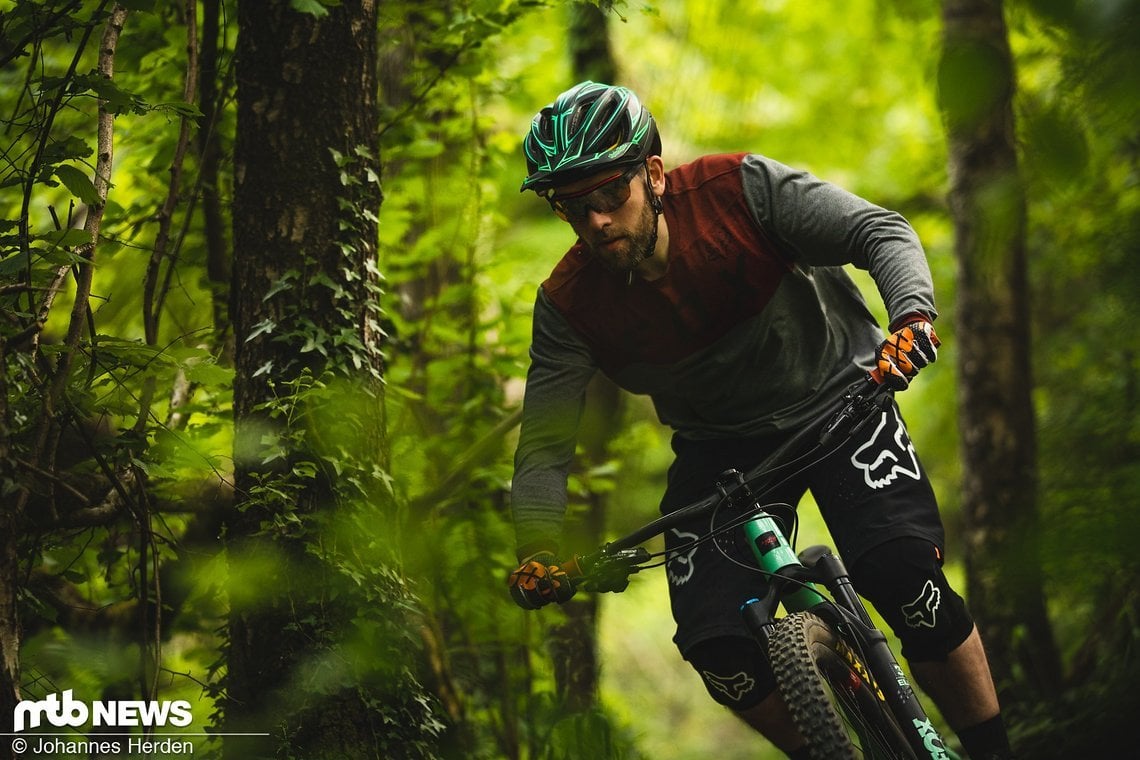 Auch wenn sie dunkel aussieht: Die Vizor Pro bietet eine tolle Sicht auch auf etwas dunkleren Trails.