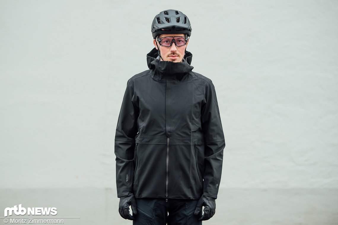 Wer sich trotz strömendem Regen auf die Trail wagt, soll in der Specialized Rain Jacket einen treuen Begleiter finden