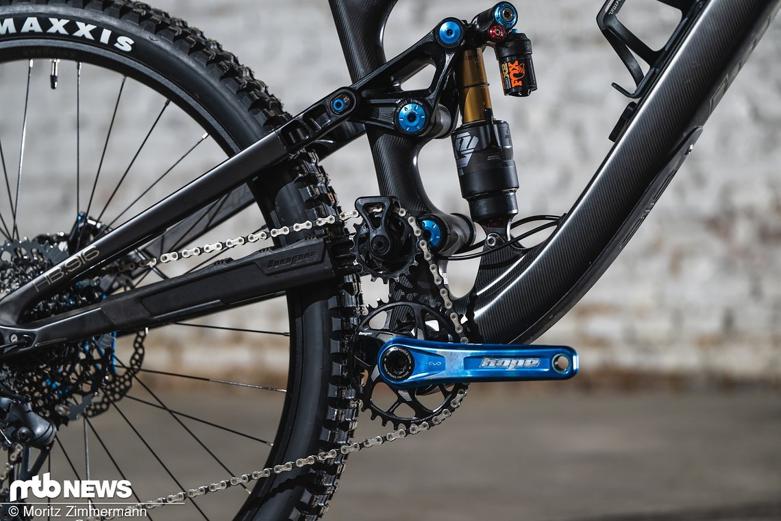 Ein Eingelenker-Hinterbau-Konzept hält enduro-typische 160 mm Federweg bereit und vergönnt durch den hohen Drehpunkt Vorteile wie einen reduzierten Pedalrückschlag.