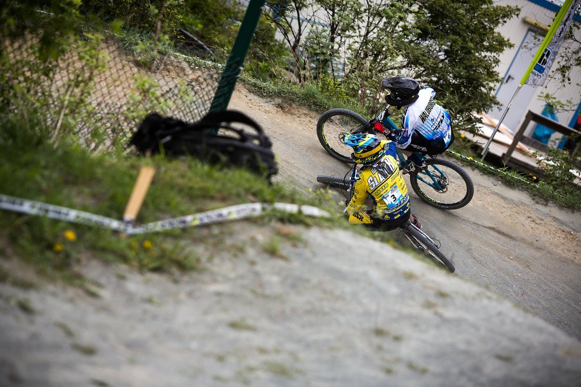 Hannes Slavik stürzt bei dem Angriff und scheidet aus