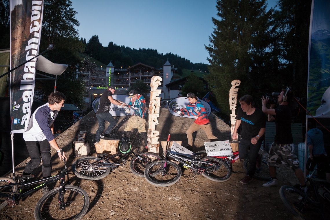 Aber es gibt natürlich auch im Slopestyle Sieger: Nicholi Rogatkin gewinnt den Event und zieht sich die Lederhosen an.