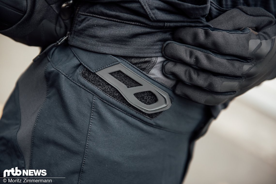 Die Bundweite kann mittels Klett-Straps angepasst werden.