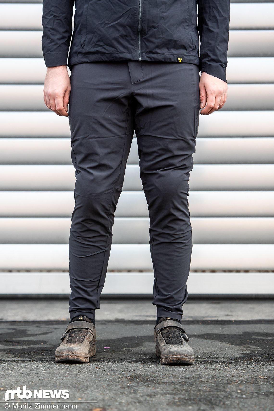 Getestet haben wir die Hose in Größe L. Unser Tester ist 185 cm groß, 93 kg schwer und hat muskulöse Beine.