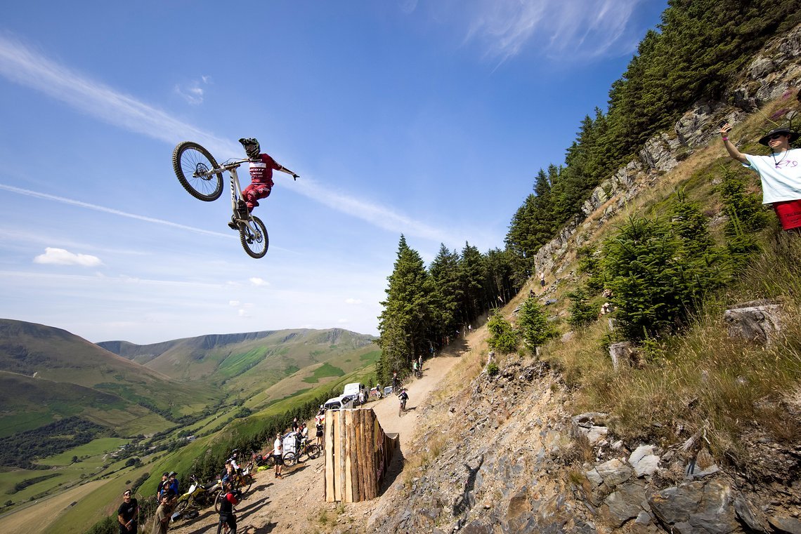 Warum eigentlich nicht? Auch Brendan Fairclough hat während des Trainings Zeit für Tricks. Also wird ein Suicide Nohander serviert.