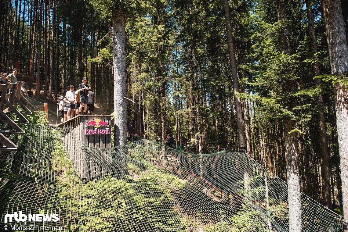 Über den Red Bull-Drop geht's raus aus dem Wald auf die finalen Meter der Strecke