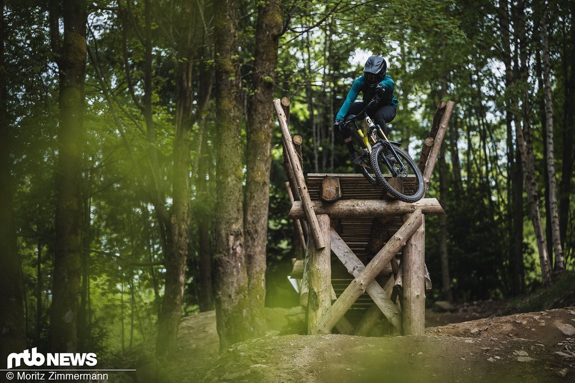 Auch Bikepark-Features wie Sprünge und Drops gehören dazu.