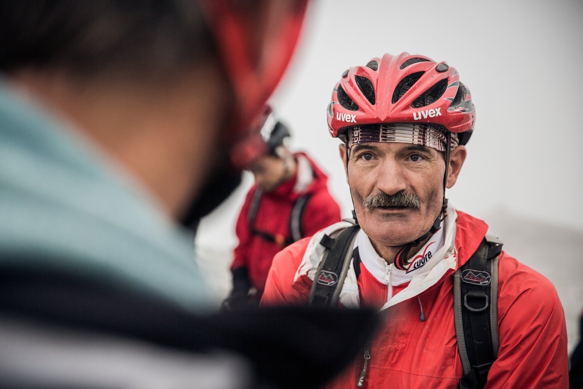 Trailbauer Andi ist in Arosa dafür verantwortlich, dass wir auf spannenden Naturwegen unseren Spaß haben