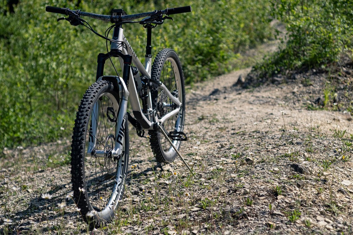 An der Front arbeitet eine RockShox Pike Ultimate mit 150 mm Federweg ...