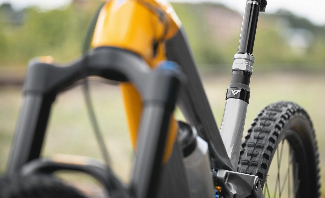 Mit der RockShox AXS Variostütze gehts elektrisch hoch und runter.