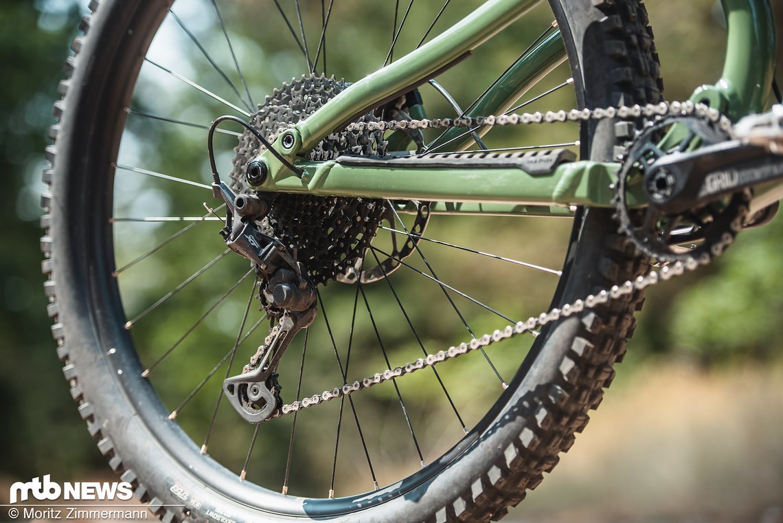 Der Antrieb besteht aus Shimano SLX- und XT-Komponenten sowie einer SunRace Kassette.