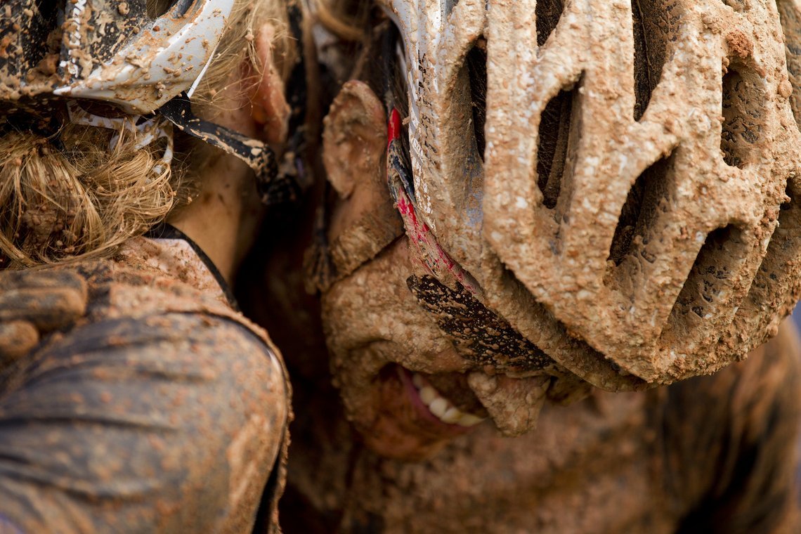 Die Gewinnerinnen Annika Langvad und Ariane Kleinhans umarmen sich nach Stage 2  des Absa Cape Epic 2014.