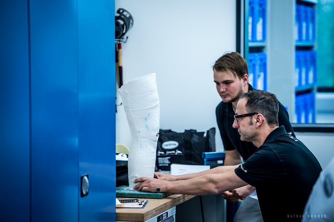 Nachdem der Gips verschlossen wurde, legt der Techniker die Position des Kniedrehpunktes fest. Ein wichtiger Arbeitsschritt, da die Schiene später nur mit dem optimalen Drehpunkt perfekt sitzt