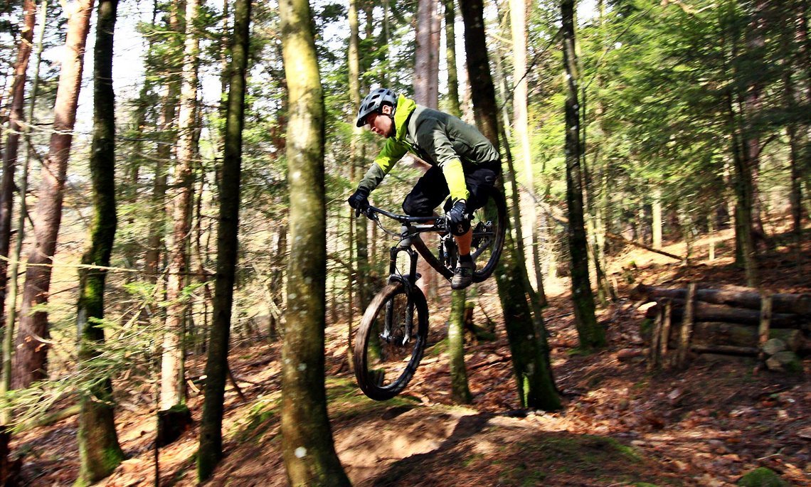 ... als auch auf schnellen Trails mit Sprüngen eine gute Figur