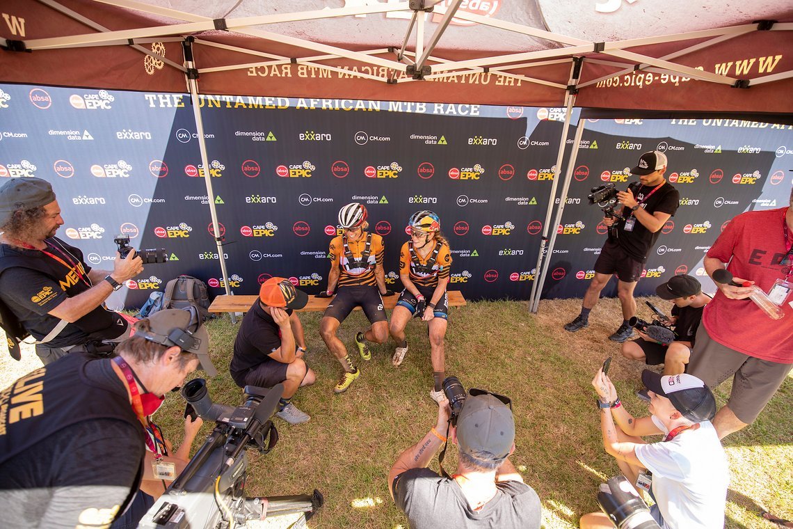 Pauline Ferrand-Prévot und Robyn de Groot erlebten auf der ersten Etappe die Tücken des Cape Epic