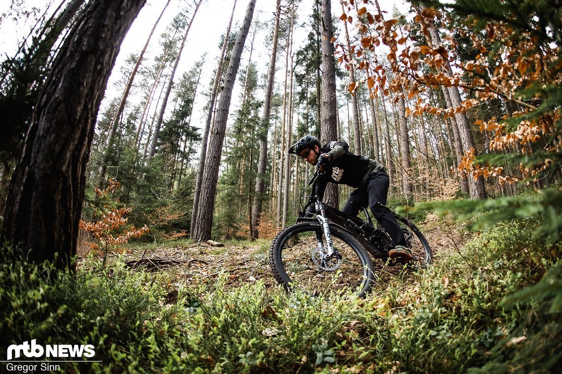 Gerade bei sehr breiten Sätteln fand ich die Downhill-Position mit abgesenktem Heck sehr angenehm.