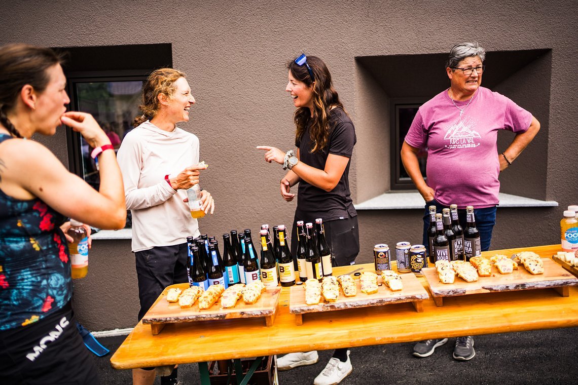 37 - Der frisch eröffnete Nucleus Bike Store ist Dreh- und Angelpunkt für Enduro-Biker im Val Mustair  Nach dem ersten Renntag werden wir hier mit leckeren Snacks und Drinks zum Apero empfangen - Foto (c) Max Schumann jpg