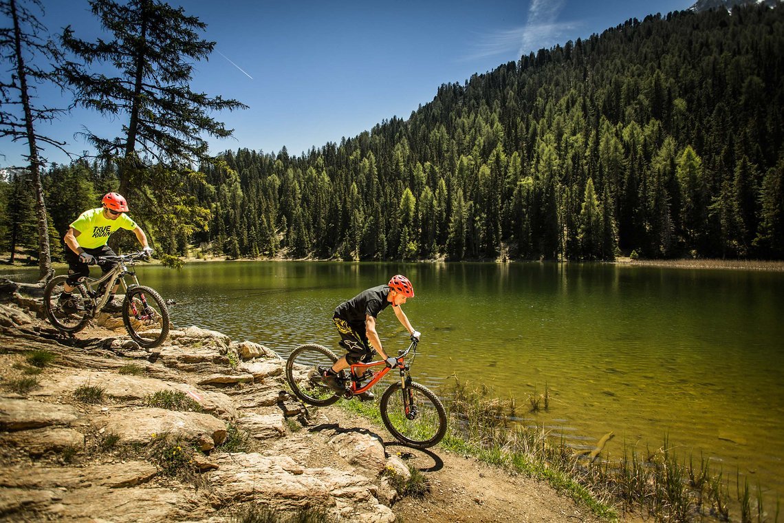 Die Trails führen direkt an malerischen Bergseen vorbei.
