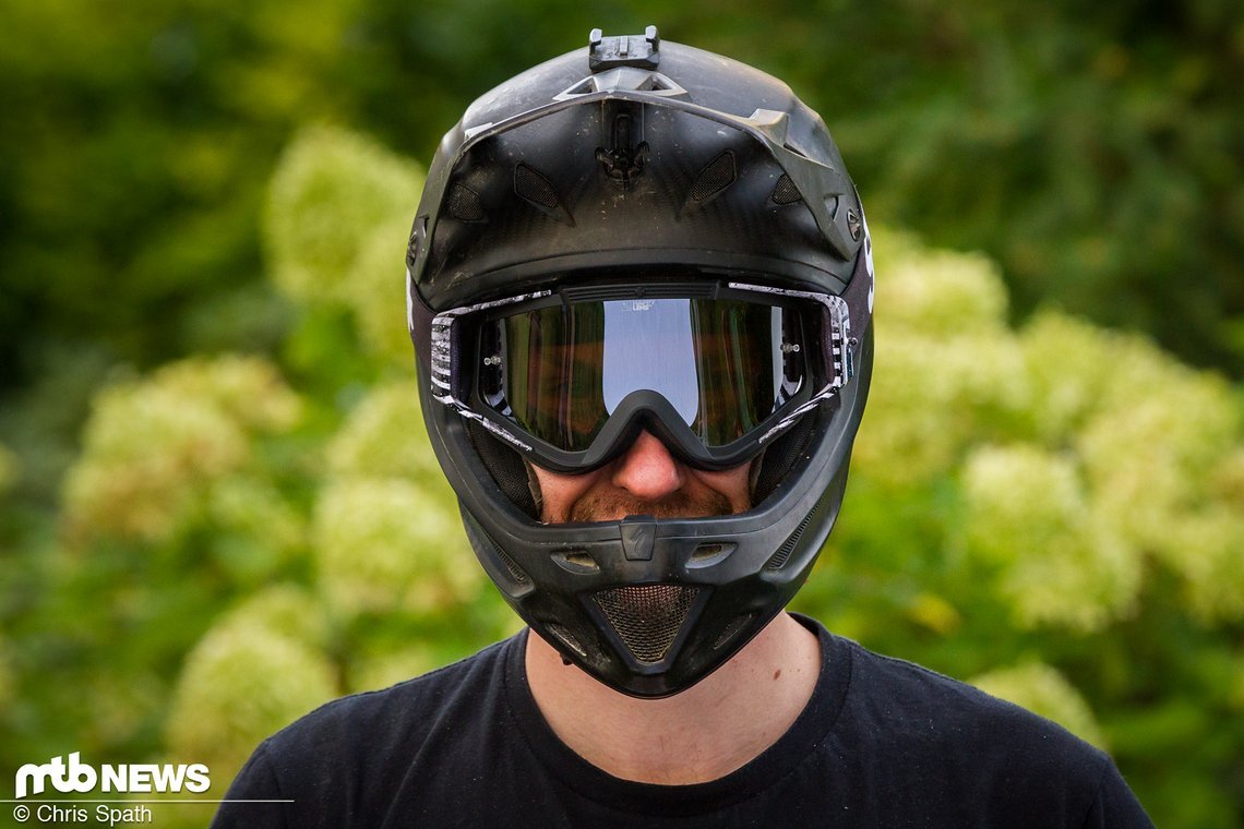 Im Specialized Dissident passt die Spy Omen MX perfekt