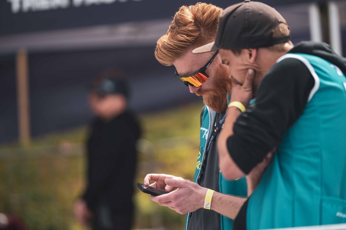 Sven Meyer von Trainalyzed ist für die Trainings- und Rennsteuerung im Team verantwortlich. Hier bespricht er sich während dem Rennen auf der Lenzerheide mit dem Teammechaniker Dennis Schelkle.