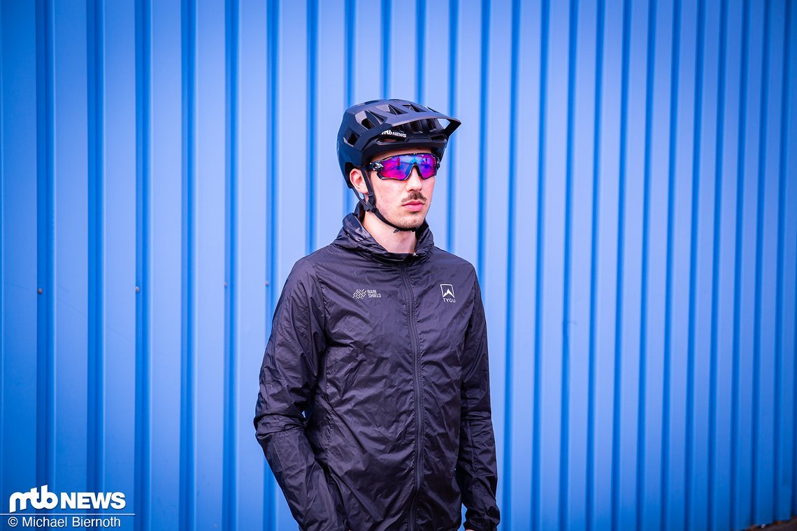 Wenn man mal unverhofft in einen Schauer kommt, ist die TYGU Rain Shield Jacke stets parat.