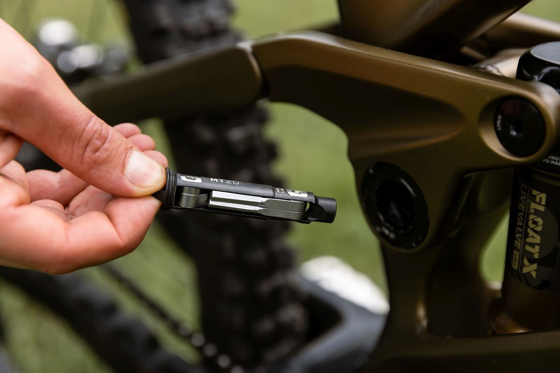 Im Lager befindet sich ein kleines, magnetisch gesichertes Multitool.