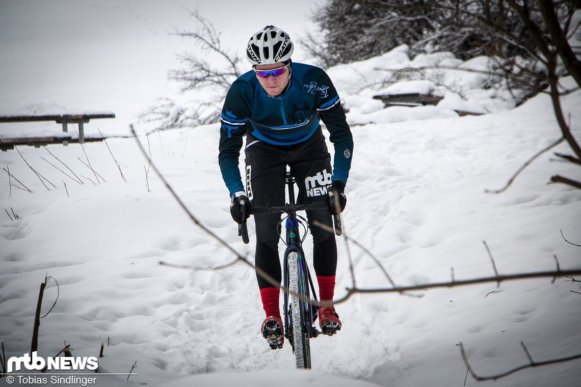 Bei schnelleren Bergabpassagen im Gelände kommt das Mission CX früher als das Gravelbike Silex an seine Grenzen