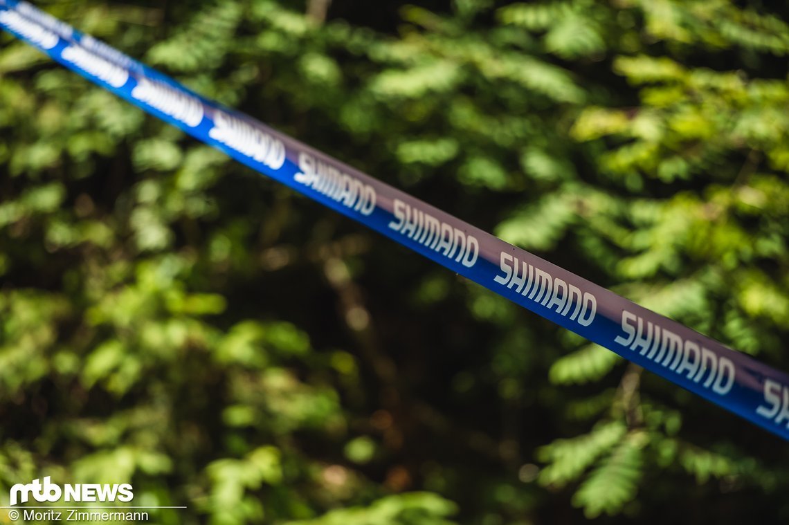 Während beim Downhill inzwischen viel Wert darauf gelegt wird, dass die Streckenbegrenzung wiederverwertbar ist, sind die Stages des Enduro World Cups komplett mit Plastik-Band abgeflattert