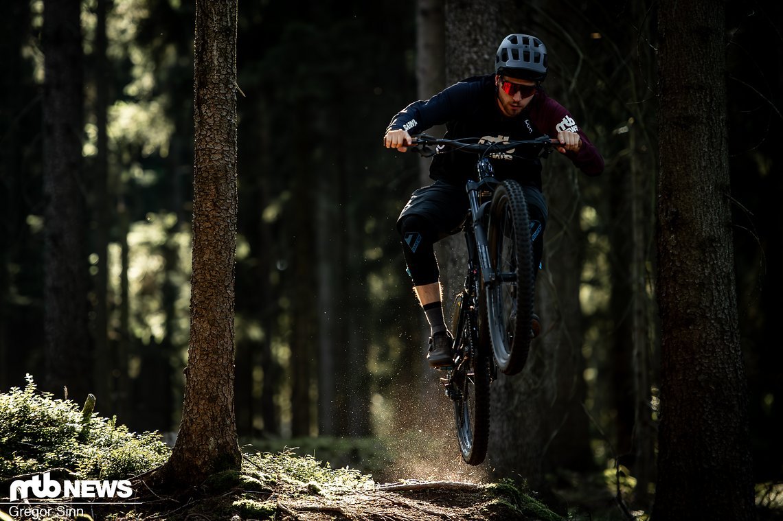 Der Vorgänger begeisterte mit seiner unglaublichen Verspieltheit und sicherte sich den Tipp Allround in unserem Enduro-Vergleichstest 2021 (https://www.mtb-news.de/news/vergleich-test-enduro-bike-2021/)