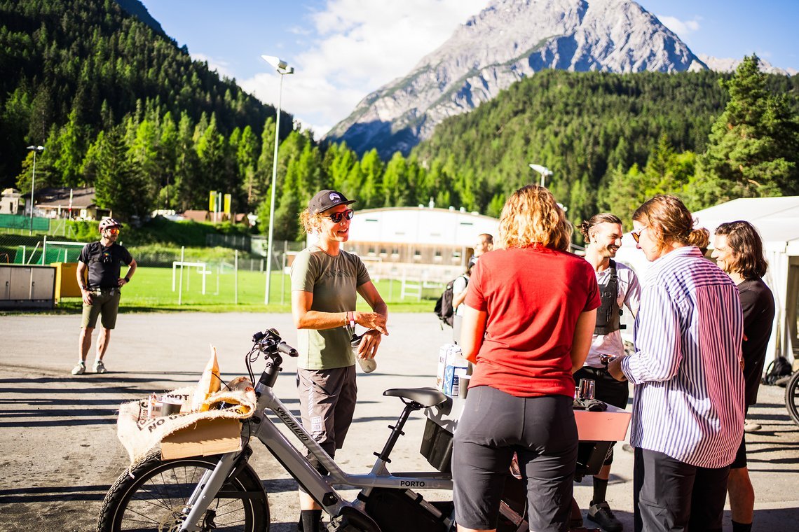 08-2 - Morgens, halb8 im Engadin  Die Sonne lacht und die Gehrig Twins servieren besten Barista-Kaffee  - Foto (c) Max Schumann jpg